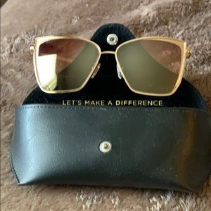 Gold Becky Diff sunnies, EUC
